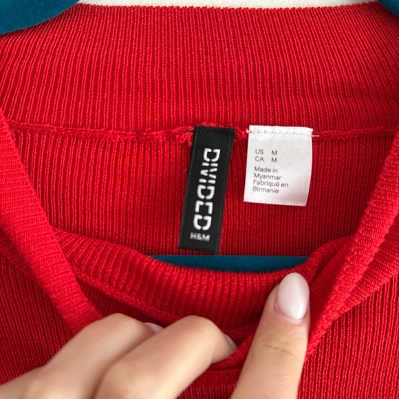 Red open-back sweater - Picture 3 of 3